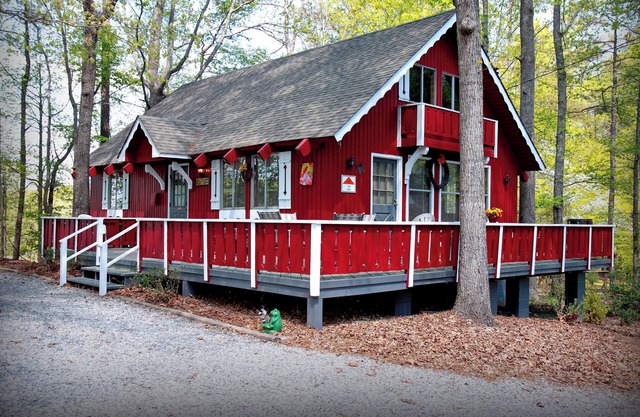 Unwind to the sounds of nature in this wooded view chalet