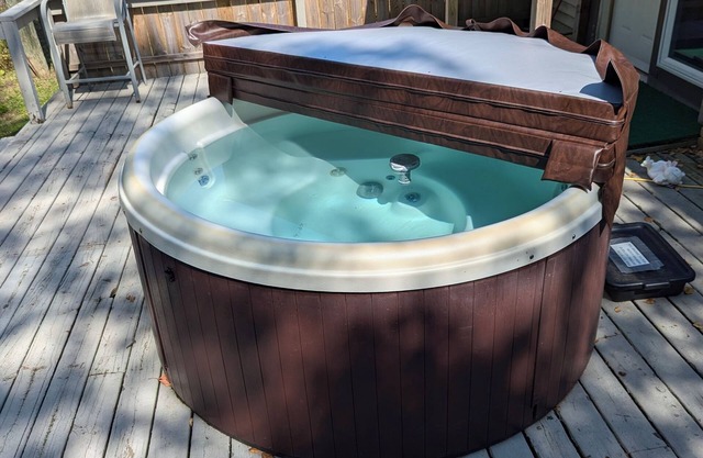 UP Adventure Basecamp with hot tub close to the Porcupine Mountains.n