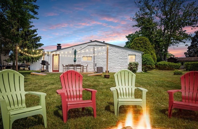 Updated Lake Home: Beach, Kayaks, Corn hole, Firepit & pet-friendly!