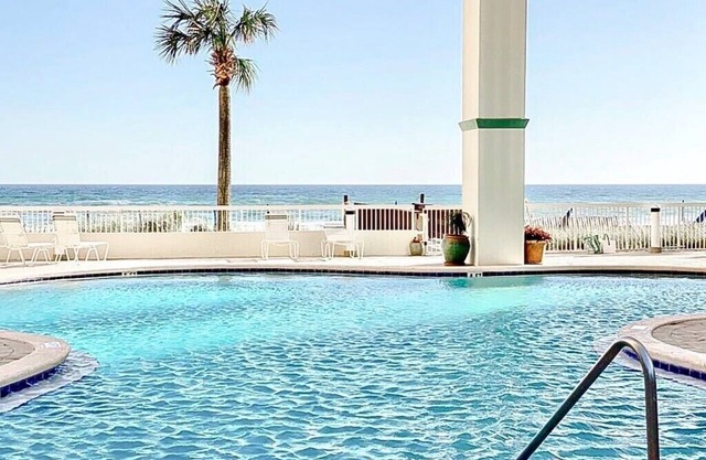 🏝Updated BEACHFRONT Condo - Beach Chair Service Included (Mar-Oct) Sleeps 6!🏖
