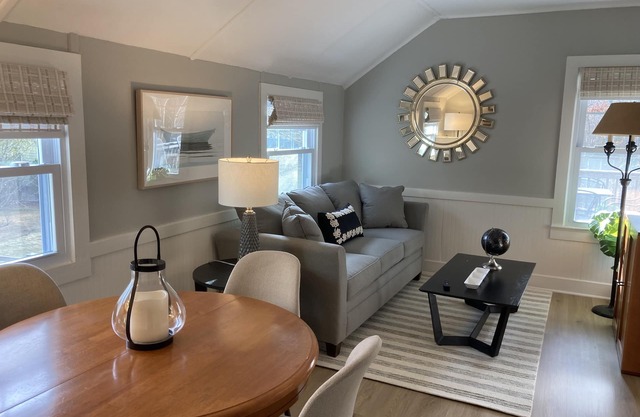 Updated Carriage House Apt - Centrally Located