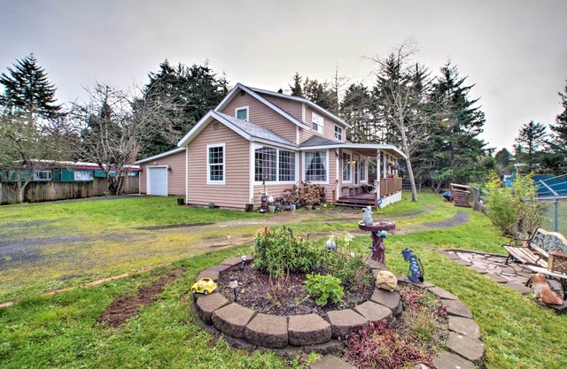 Updated Coos Bay Home ~ 2 Mi to Pacific Ocean