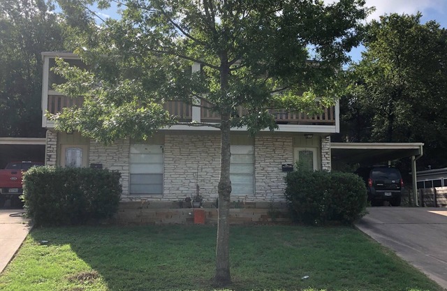 Updated Duplex! Less than a mile to the ACL Festival!