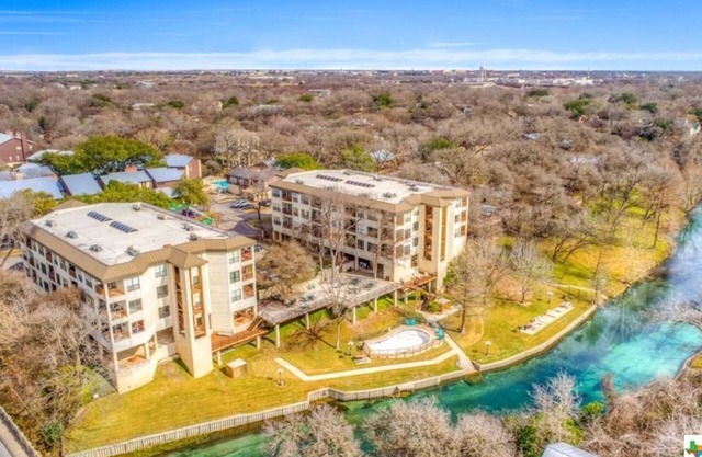 Updated Single Story Comal River Condo with Pool-Walk to Downtown NB