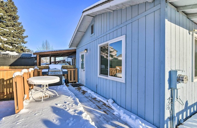 Updated Townhome: Near Airport & Shopping!