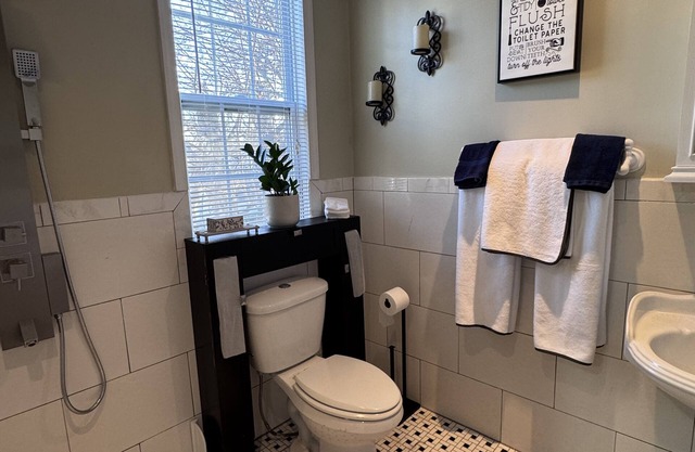 Upper Darby Studio Apartment w/WiFi, AC and a Private Deck.
