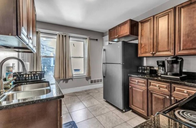Upper West Side Space Buffalo NY 3BR 1B Sleeps 8
