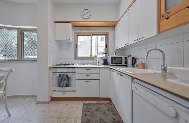 Upscale 3 Bedroom Luxury Tel-aviv Apt.- 5 Min to the Beach