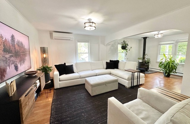 Upscale 4BR Cottage Walk to Middlebury College & Town Hot Tub Pet-Friendly