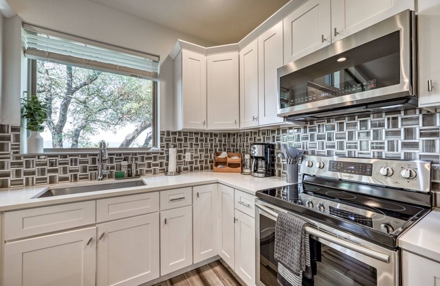 Upscale 5BR Home on Lake Travis With Hottub & Lake Views