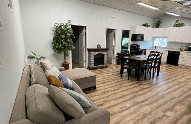 Upscale garage - shop apartment near Sienna, The Loft