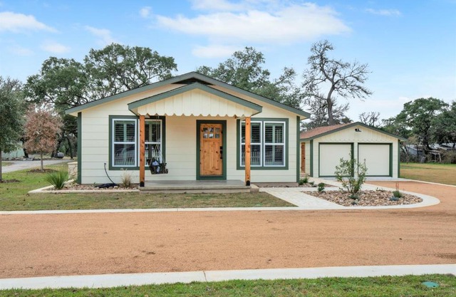 Upscale Home with Pool and FirePit - Close to Mercer St!
