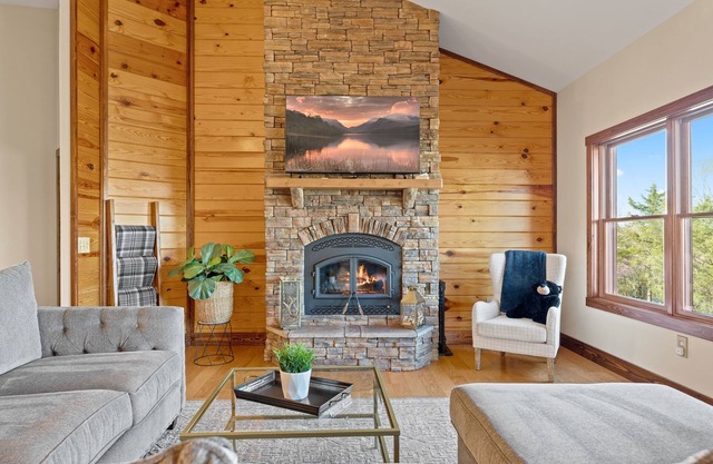 Upscale Lakefront Table Rock Cabin with nearby Launch