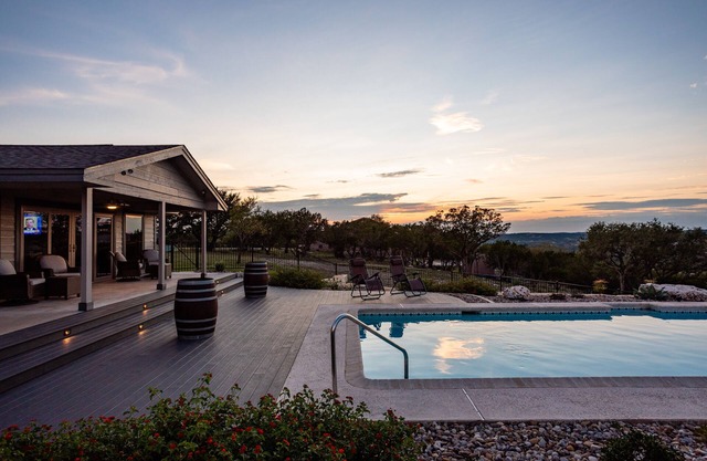 Upscale, Magnificent Views, Dog Friendly. Owner Friendly!