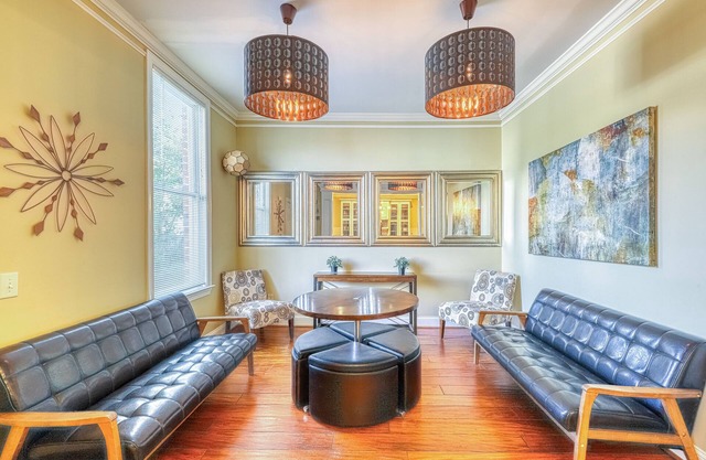 Upscale Savannah getaway with WiFi - one mile from downtown