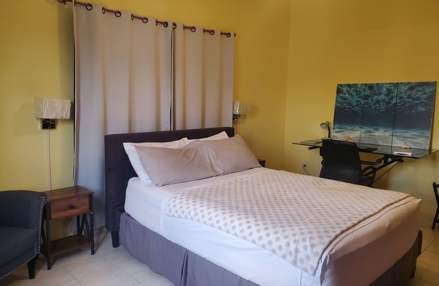 Upstairs 2 bedroom apartment- 5 mins from the beach