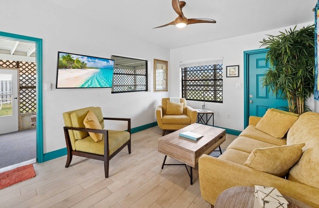 Uptown Cottage - Walking Distance to all Downtown!