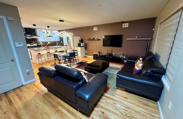 Urban Oasis: A Modern 2-Bedroom Apartment in Staten Island with WiFi, AC & More.