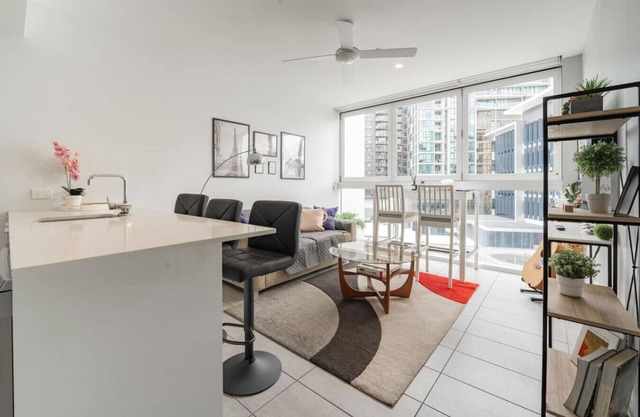 Urban Oasis: Stylish 1B1B |City Views|Pool|Gym