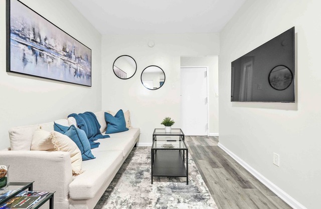 Urban Oasis: The Brooklyn Blue. Ideal for Long-Term Stay.