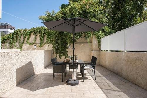 Urban Oasis with Patio for 5 guests - reserved parking - Termini
