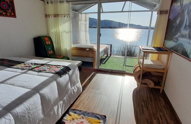 UROS AMARU MARKA FLOATING EXPERIENCE family room