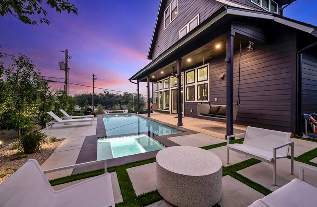 UT Football Fave - Lounge + Bar, Projector, Pool!