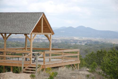 Utopia Family Home with Mountain Viewing Deck!