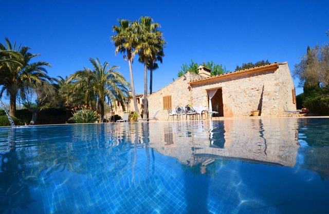 V. Can Rovey, pool and gardens in Inca