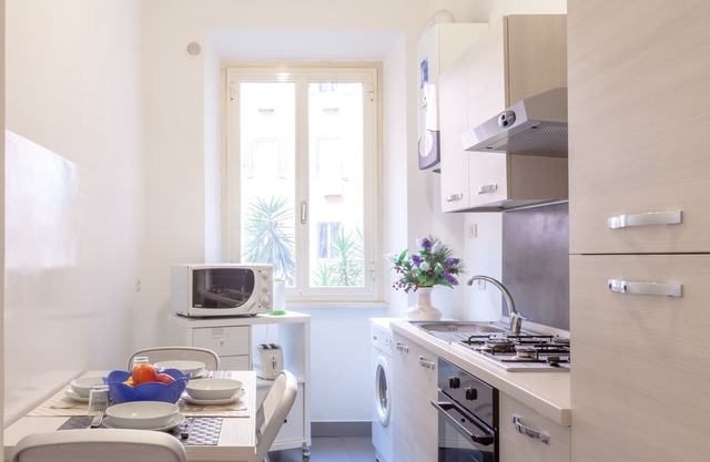 Vacanze romane holidays Family House close metro station and Colosseum