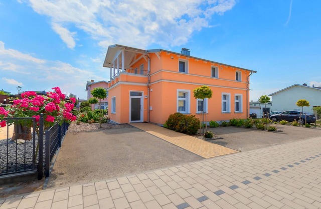 Vacation home 300m from the Baltic Sea beach with 7 bedrooms, private sauna and fireplace.