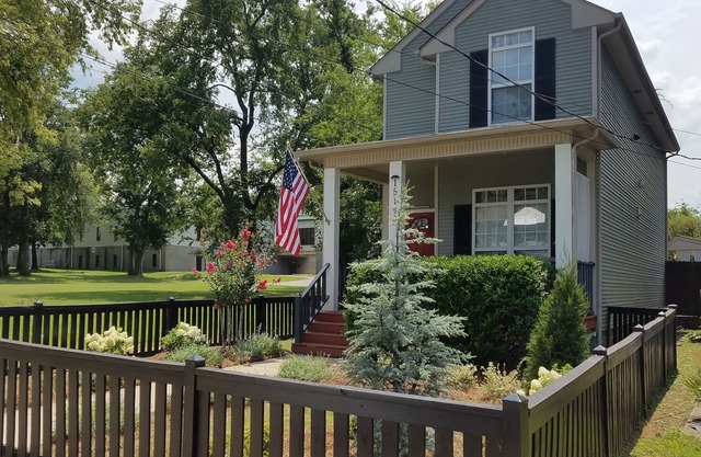 Vacation Home-5 Mins Downtown! 2 Bdrm 2.5 bath Hot Tub! Fireplace! Up to 4 Adult