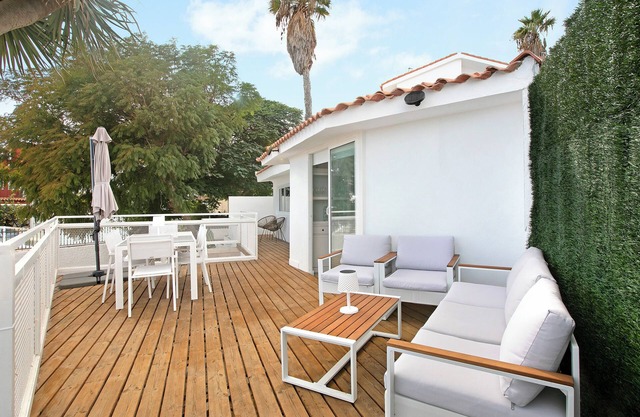 Vacation Home "El Chiringuito" with Sea View, Balcony & Wi-Fi
