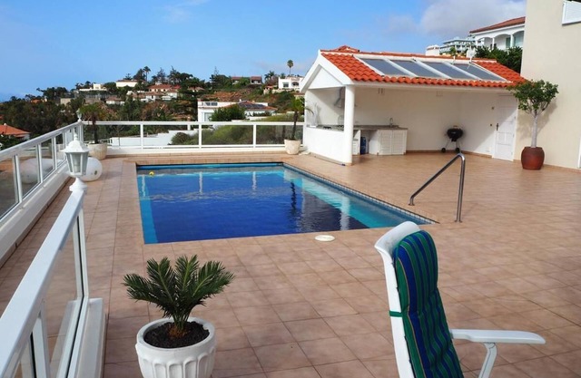 Vacation Home "Hibiscus" with Sea View, Pool & Wi-Fi