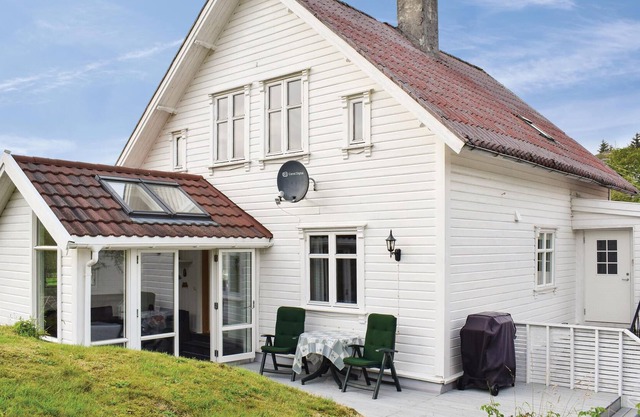 Vacation home in idyllic location close to the sea, in the "sailing ship town" Skudeneshavn.