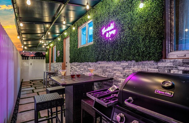 Vacay Spot Happy Escape 15 Min Beach Massage Shower Prime LOC! 6 blocks away from Bars, Nite Clubs, Res, Shops