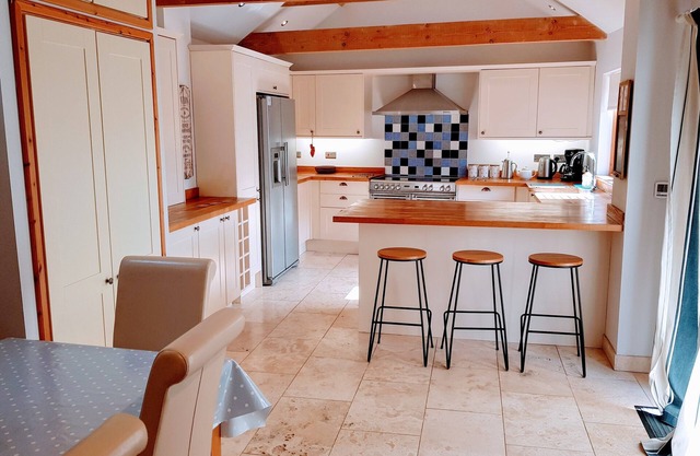 Valentine Cottage. Lovely Country House & Garden. Near Lincoln.n