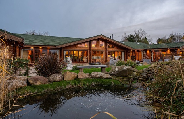Valley View - a lodge that sleeps 8 guests in 3 bedrooms