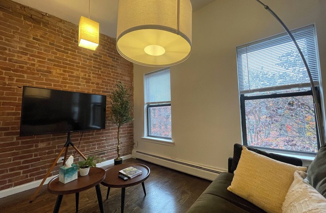 VAN VORST HOUSE Top Floor 1 Bedroom Apt 20 Mins to NYC