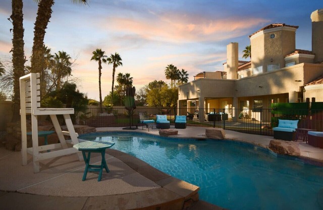 Vegas Oasis 15 min strip - Spacious 4 BR 3.5BA Sleeps 14