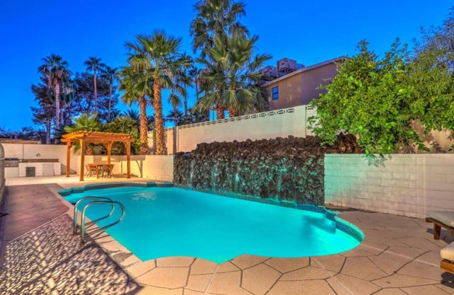 Vegas Strip Luxury Pool Villa, Jacuzzi, Pool Table
