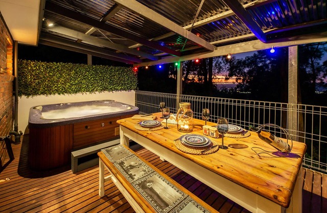 Verandah Views Cottage - Luxury Spa Cottage with Breathtaking Views