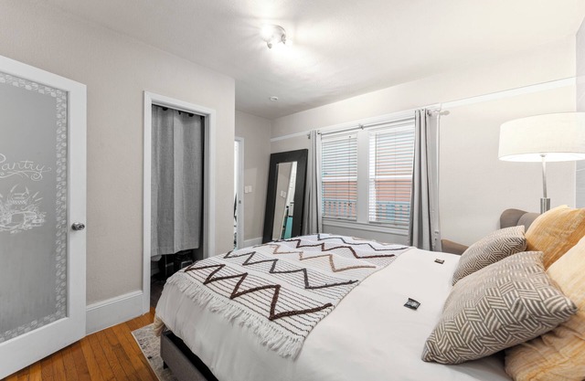 VERY CLEAN, Hotel-feels, en-suite. Close to Glen Park BART.