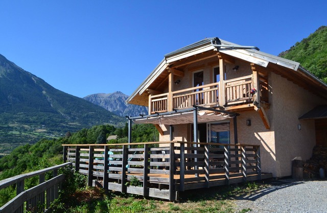 Very comfortable Gîte de France chalet. Sunny terrace, panoramic view.