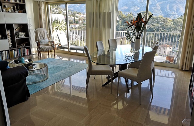 Very large two-room apartment with beautiful sea and mountain views