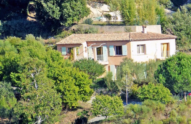 Very nice 3-room apartment in a villa with garden and loggia