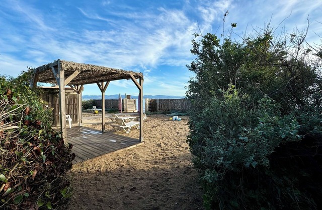 Very nice air-conditioned apartment 30 m2-direct access to the sea-feet in the water