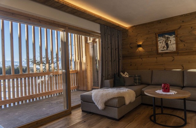 Very nice apartment, close to the ski lift/gondola and Hall's old town