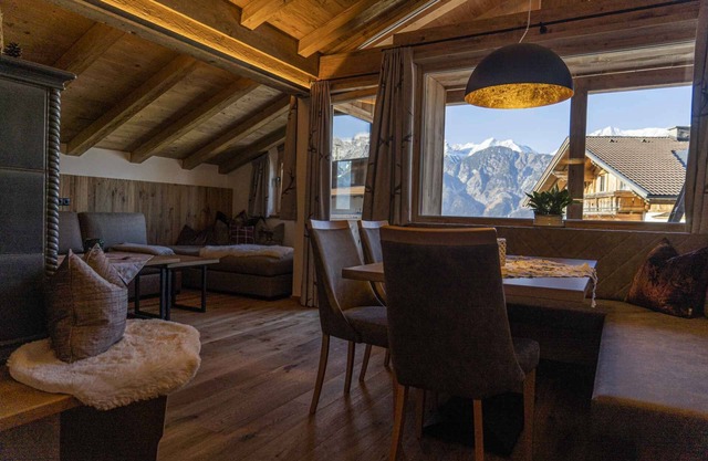 Very nice apartment, close to the ski lift/gondola and Hall's old town