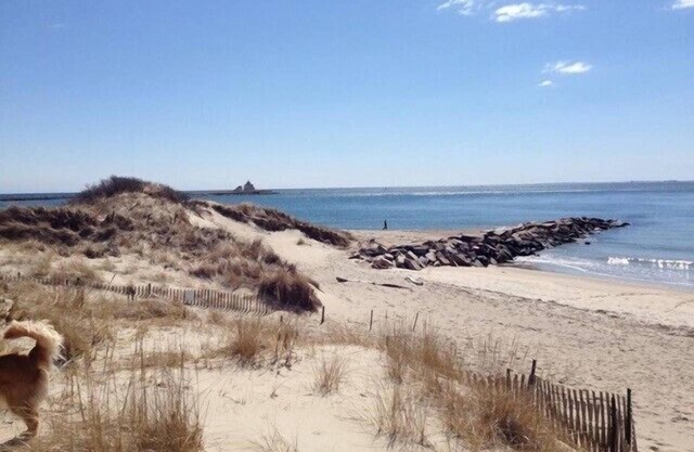 Very Nice Cottage 3 BR and 2 Bath walk to Watch Hill Beach